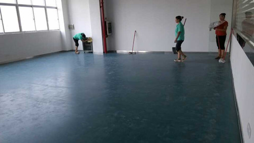 舞蹈地膠鋪設(shè)完工