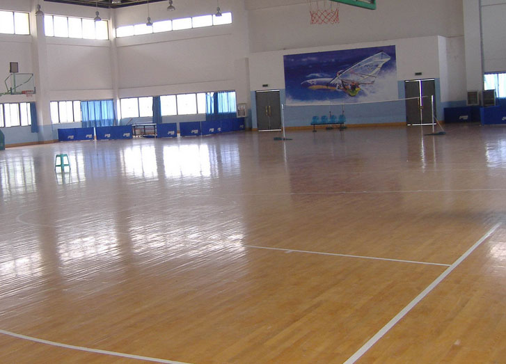 室內(nèi)籃球場鋪設(shè)運(yùn)動木地板的基礎(chǔ)要求