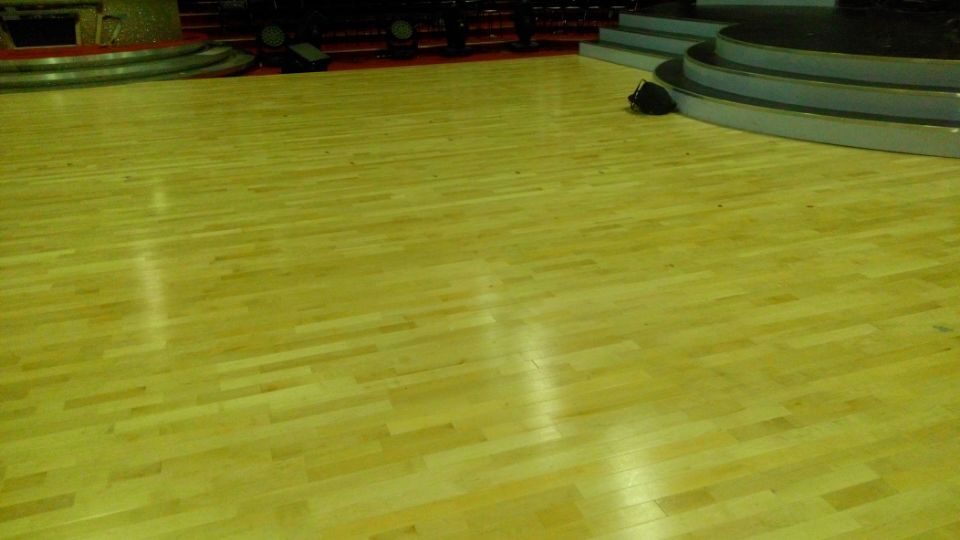 實(shí)木運(yùn)動(dòng)專(zhuān)用地板不同的結(jié)構(gòu)有著不同的分類(lèi)