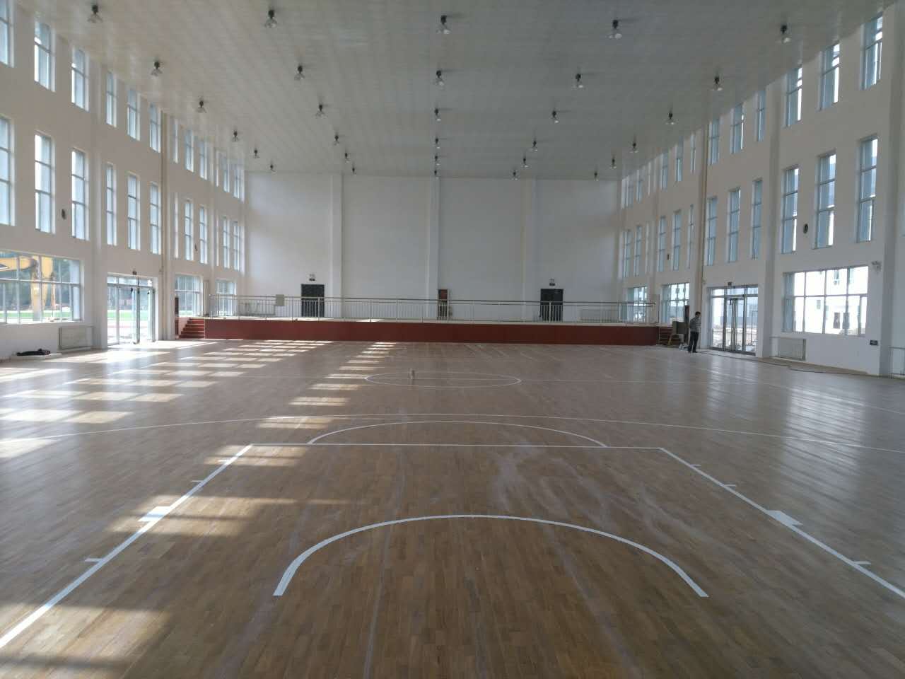 運(yùn)動(dòng)木地板是體育運(yùn)動(dòng)場(chǎng)所一定要選擇的專用地板